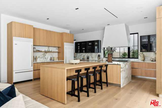 10950 Verano Road, Los Angeles CA: https://media.crmls.org/mediaz/962e962d-c418-4df4-92b9-5469a1c84804.jpg