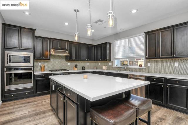 497 Tintori Ct, Brentwood CA: https://media.crmls.org/mediaz/96301c73-e6d1-4037-aeaf-d66a15f22ae5.jpg