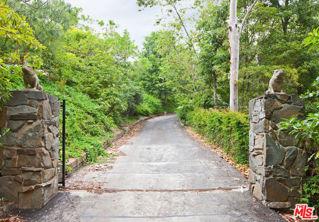 6228 Sycamore Meadows Drive, Malibu CA: https://media.crmls.org/mediaz/9630a004-a74c-4b08-b67b-91495ca0896a.jpg
