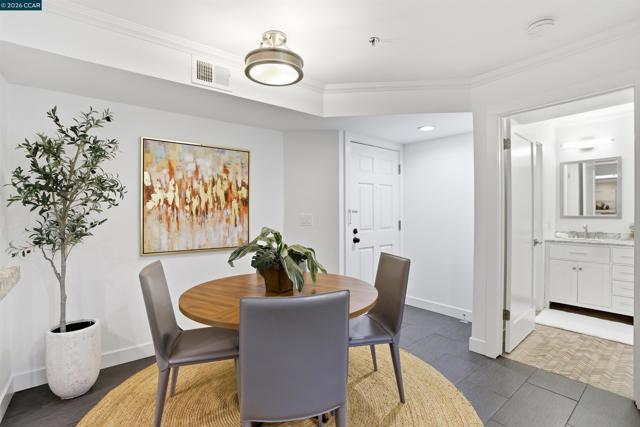 2560 Oak Rd, Walnut Creek CA: https://media.crmls.org/mediaz/9631aec1-e383-4589-bf69-c043f7fb2a62.jpg