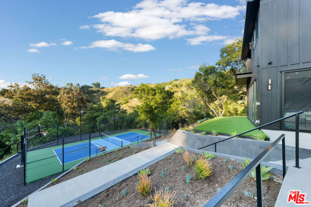 3140 Coldwater Canyon, Studio City CA: https://media.crmls.org/mediaz/963210be-96d4-4044-837a-64d3dbd1197d.jpg