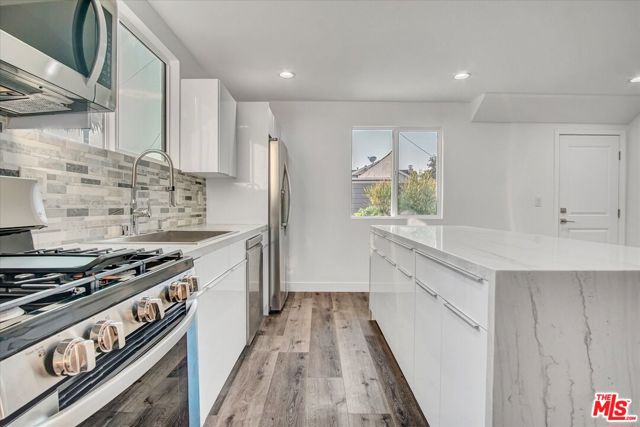 2419 S Cochran Avenue, Los Angeles CA: https://media.crmls.org/mediaz/9632b3f6-bde8-4885-9e73-82d34848ba8f.jpg