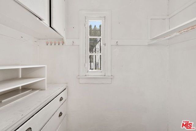 5021 Elmwood Avenue, Los Angeles CA: https://media.crmls.org/mediaz/9632dd3a-366c-43ec-a580-6428fc373f2c.jpg