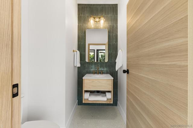 2975 Woodford Drive, La Jolla CA: https://media.crmls.org/mediaz/96333612-a913-4295-b80c-9d7fb116d4cf.jpg