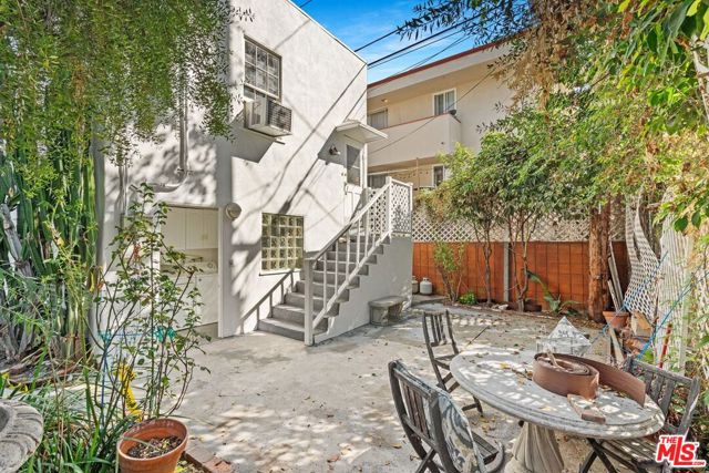 934 N La Jolla Avenue, West Hollywood CA: https://media.crmls.org/mediaz/96349641-d0cd-4fb5-a020-644dd23b0137.jpg