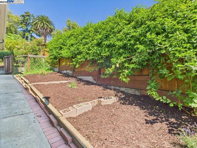4418 Virginia Ave, Oakland CA: https://media.crmls.org/mediaz/9634a486-8455-4522-ab9f-f57b4dcee49c.jpg