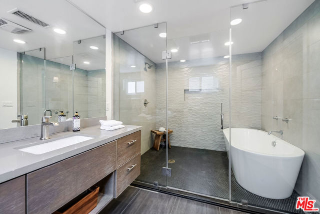 3544 Laurel Canyon Boulevard, Studio City CA: https://media.crmls.org/mediaz/9634b031-2d5c-436a-971a-172dd8f7e999.jpg