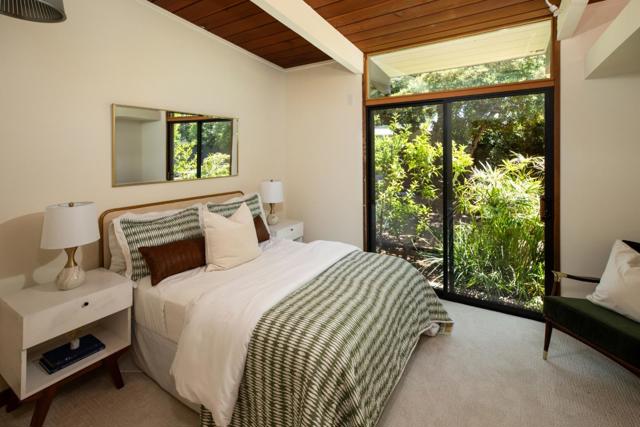 86 Roosevelt Circle, Palo Alto CA: https://media.crmls.org/mediaz/9637655a-04d1-47d9-8453-3e82f14ca2bf.jpg