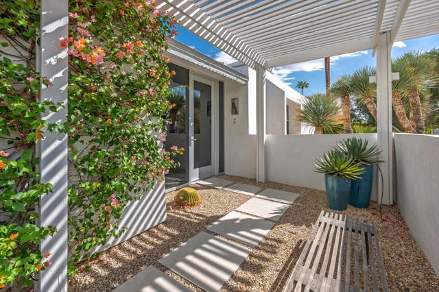2210 E Calle Papagayo, Palm Springs, CA 92262