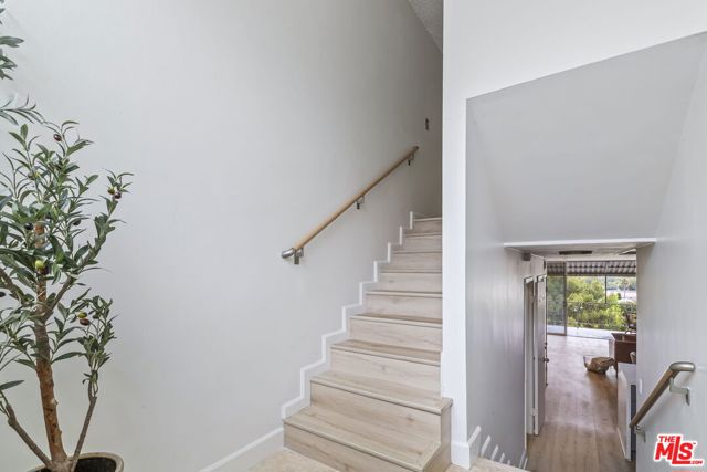4553 Don Ricardo Drive, Los Angeles CA: https://media.crmls.org/mediaz/9638bdde-b66a-449d-8a12-66a9232e0c05.jpg