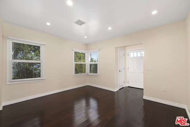 4401 W 58th Place, Los Angeles CA: https://media.crmls.org/mediaz/963c21e1-f991-4816-903c-5816d0729c84.jpg