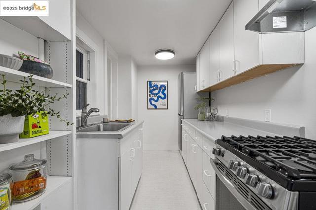 1398 Scenic Ave, Berkeley CA: https://media.crmls.org/mediaz/963cb456-d395-4451-91e6-aa04bfca06b9.jpg