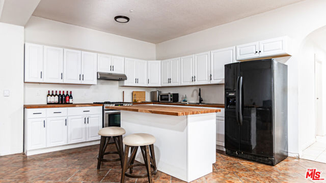 7449 Studio Road, Canoga Park CA: https://media.crmls.org/mediaz/963cf38a-73e9-4fcd-bcae-de2814212842.jpg