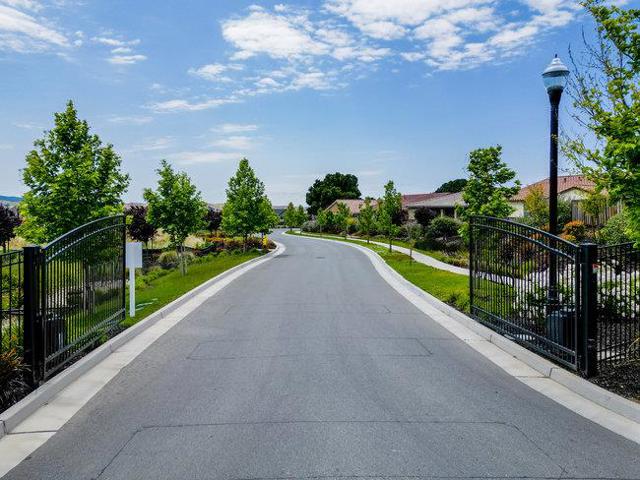2008 White Oak Drive, Hollister CA: https://media.crmls.org/mediaz/963d3382-3160-4ee5-ae20-b389a4e4a569.jpg