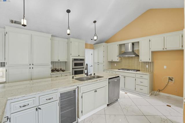 4470 Rolling Oaks Dr, Granite Bay CA: https://media.crmls.org/mediaz/963d50fe-aa6c-456b-8746-2a620c8cd2f6.jpg