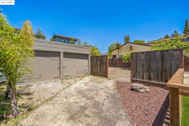 1515 Derby St, Berkeley CA: https://media.crmls.org/mediaz/963de10f-af0a-453e-9615-46eacbe0bcc0.jpg