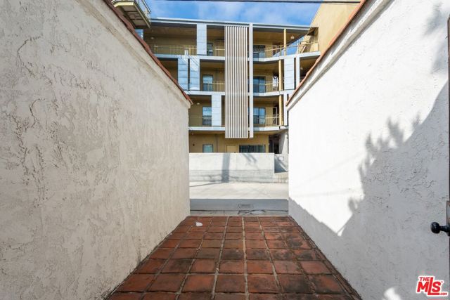 1507 14th Street, Santa Monica CA: https://media.crmls.org/mediaz/963e17c3-1cb6-47e9-b939-9863e68c1dde.jpg