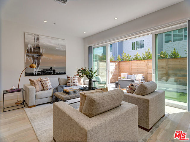 11979 Mayfield Avenue, Los Angeles CA: https://media.crmls.org/mediaz/963e6ba9-954b-431b-9894-1ea6c0f419f5.jpg