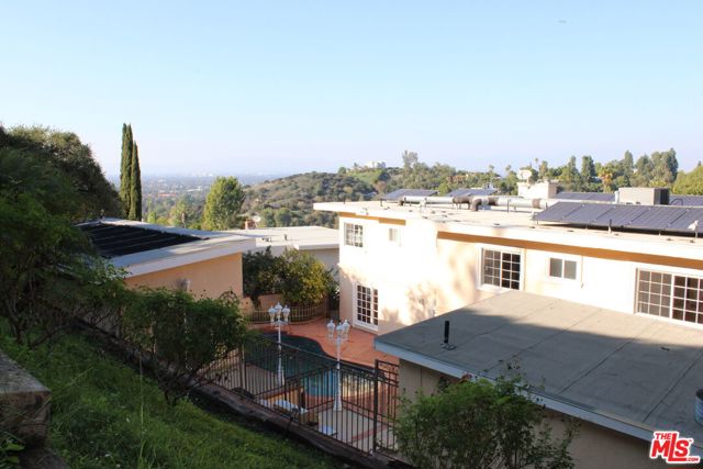 11502 Dona Teresa Drive, Studio City CA: https://media.crmls.org/mediaz/963edaca-56aa-4299-a482-05a7c061263e.jpg