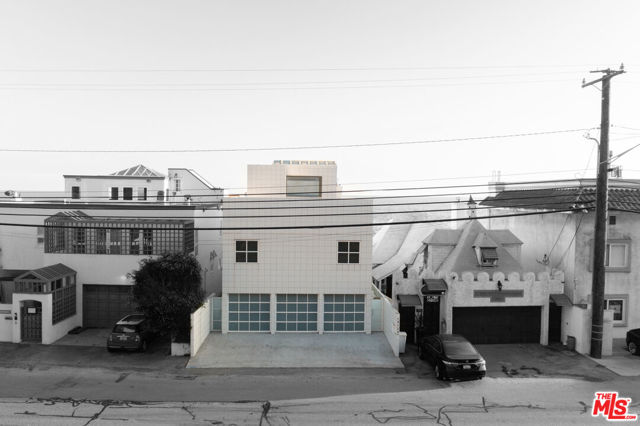 19124 Pacific Coast Highway, Malibu CA: https://media.crmls.org/mediaz/963f4fff-5b53-4a2e-8177-b15612e0fb26.jpg