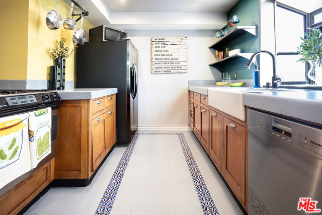 5920 Chula Vista Way, Los Angeles CA: https://media.crmls.org/mediaz/964408de-1d3c-4137-bc04-9176aa85dabd.jpg