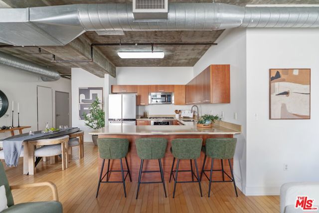 645 W 9th Street, Los Angeles CA: https://media.crmls.org/mediaz/964656df-5479-45f7-8e49-6177dfacdb25.jpg