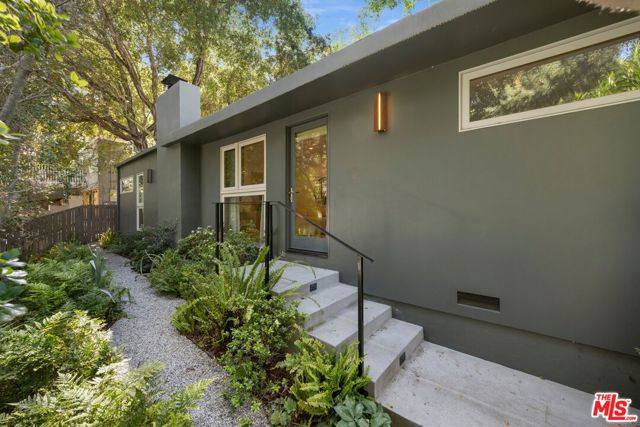 8811 Wonderland Avenue, Los Angeles CA: https://media.crmls.org/mediaz/96467216-c7f3-4dbf-9db8-d87c37ac0698.jpg