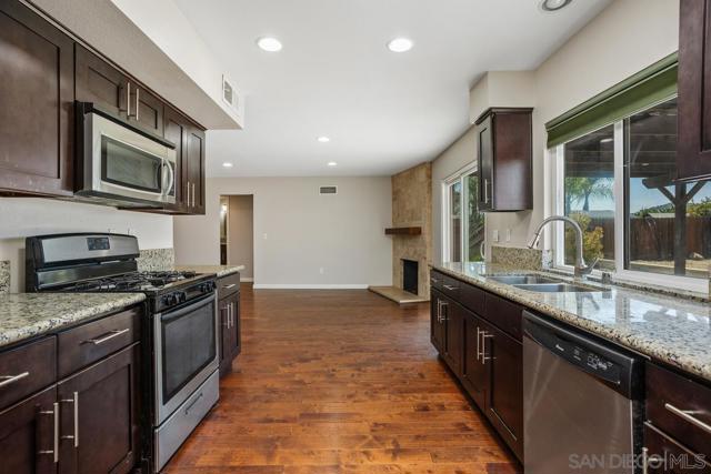 1561 Oak Hill Dr, Escondido CA: https://media.crmls.org/mediaz/9646fe25-c543-457e-8dd3-3c7581b0ef98.jpg