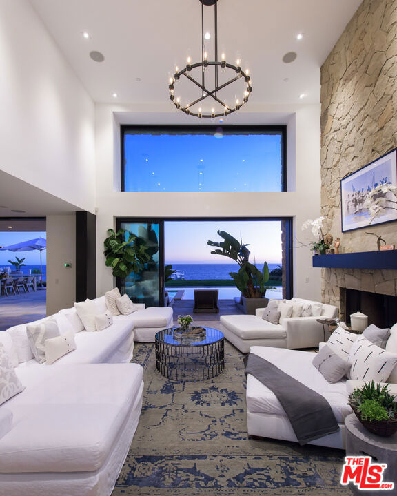 32852 Pacific Coast Highway, Malibu CA: https://media.crmls.org/mediaz/9647074d-5de9-4272-acc2-5c52f9d79146.jpg