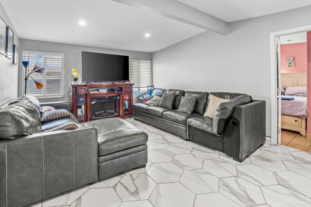 5101 Roscrea Avenue, San Diego CA: https://media.crmls.org/mediaz/9647e15a-b3ae-49b4-b01e-36609c9f770c.jpg