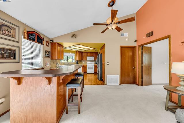 22 Cobblestone Ct, San Ramon CA: https://media.crmls.org/mediaz/9648216d-0b84-4939-9700-f8ab6b4b6c50.jpg
