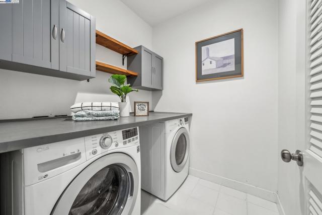 2110 Clement Ave, Alameda CA: https://media.crmls.org/mediaz/96482636-3598-4531-894d-2515ee7a6e8b.jpg