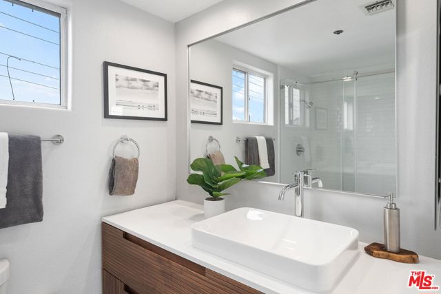 11855 Goshen Avenue, Los Angeles CA: https://media.crmls.org/mediaz/96484455-a77b-4ac6-a31c-785f51a01737.jpg