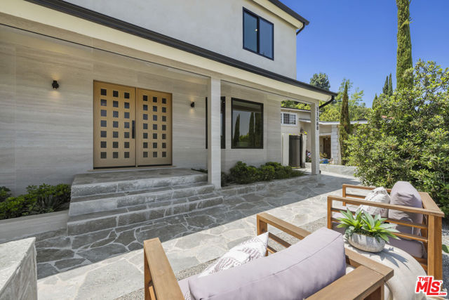 11268 Dona Lola Drive, Studio City CA: https://media.crmls.org/mediaz/96487463-625e-43bd-99fb-26c2642fe597.jpg