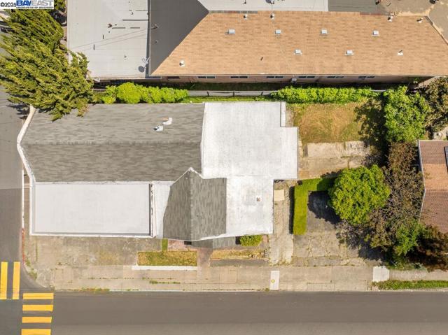 3003 School St, Oakland CA: https://media.crmls.org/mediaz/964a5ab4-b923-4bd0-9eb2-71741df65bcb.jpg