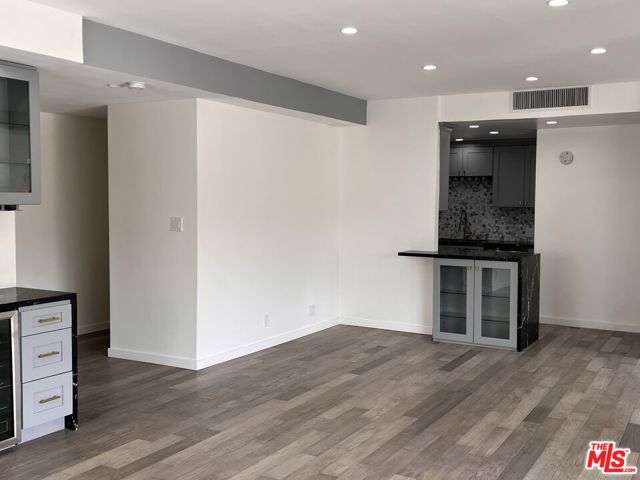 10787 Wilshire Boulevard, Los Angeles CA: https://media.crmls.org/mediaz/964b9c68-632d-4838-919a-488fd8ae0f7e.jpg