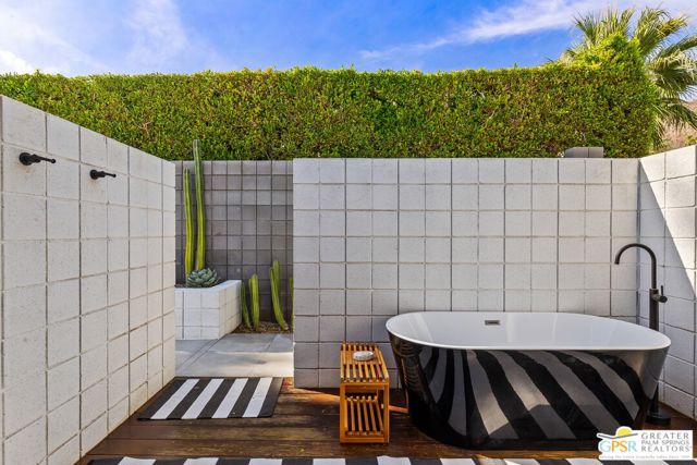 1189 N Rose Avenue, Palm Springs CA: https://media.crmls.org/mediaz/964c113a-1fea-4389-8524-3c644fa6a2cb.jpg