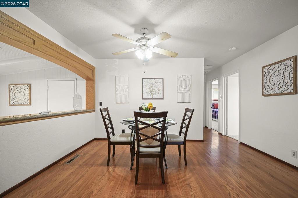 https://media.crmls.org/mediaz/964c9090-f0a2-4439-b68b-b3534f2f90c9.jpg?preset=X-Large