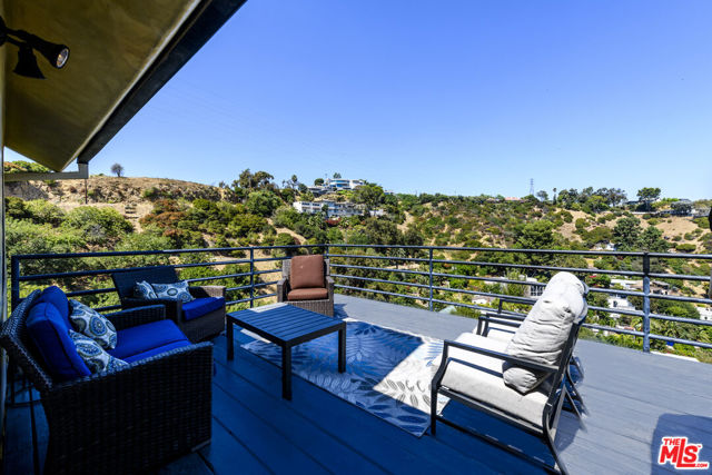 8581 Cole Crest Drive, Los Angeles CA: https://media.crmls.org/mediaz/964dae00-4078-4ef3-87fb-06f8603410bc.jpg