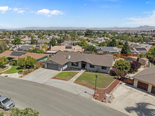 215 Rays Circle, Hollister CA: https://media.crmls.org/mediaz/964e8c81-0adf-432c-bf14-3d17bf884ff0.jpg
