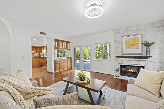287 Golden Fern Court, Simi Valley CA: https://media.crmls.org/mediaz/964eaec2-8f1a-4227-b275-36b1f01e8be6.jpg