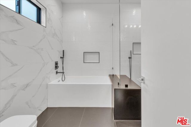 5456 Hazeltine Avenue, Sherman Oaks CA: https://media.crmls.org/mediaz/964f1ad3-3605-4ad6-9ec7-16c930752441.jpg