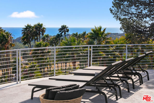 6375 Gayton Place, Malibu CA: https://media.crmls.org/mediaz/964f2607-1cf0-467a-9435-e309bf62104b.jpg