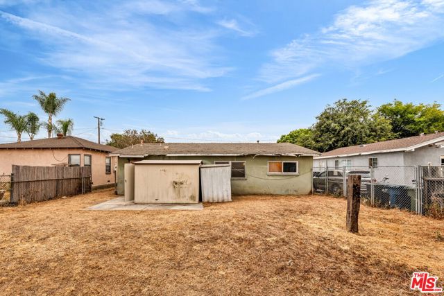 8753 Vans Street, Paramount CA: https://media.crmls.org/mediaz/964f9978-c772-4826-a1d1-f37728ed8f71.jpg