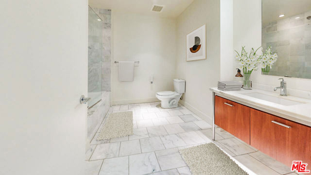 1155 S Grand Avenue, Los Angeles CA: https://media.crmls.org/mediaz/964ff977-3855-4d9b-928a-45ac660a8b65.jpg