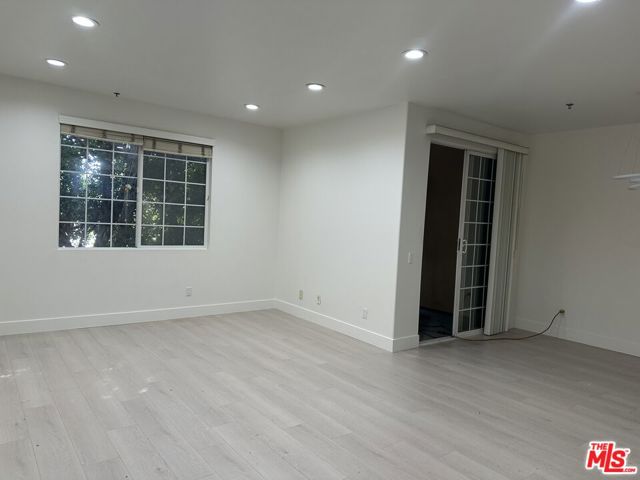 962 S Gramercy Drive, Los Angeles CA: https://media.crmls.org/mediaz/96500ec5-da4a-4e53-b370-055d7b980383.jpg