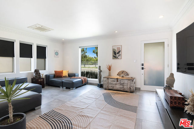 922 Garfield Avenue, Venice CA: https://media.crmls.org/mediaz/9650910d-24cc-4202-b9ab-c0e668dfdec4.jpg