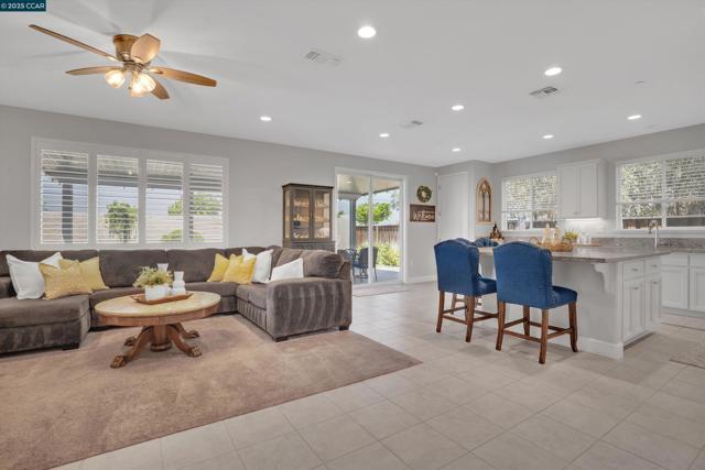 38 Pato Ct, Oakley CA: https://media.crmls.org/mediaz/96509627-85b8-4758-943c-e997c49ecb7f.jpg