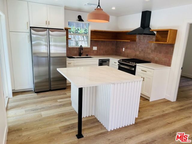 3815 Fernwood Avenue, Los Angeles CA: https://media.crmls.org/mediaz/9650a8ef-ab6e-4e4c-83c0-a131c3d9fed3.jpg