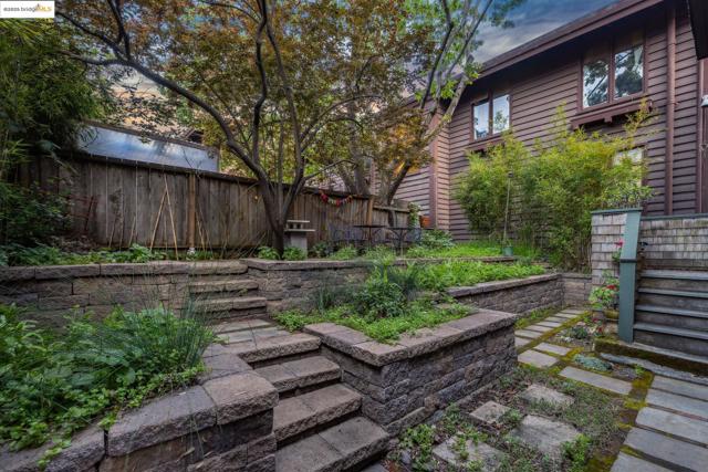 2633 Benvenue, Berkeley CA: https://media.crmls.org/mediaz/9651ca37-6680-4876-bed0-268472310dc6.jpg
